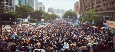 社会热点事件现场照片，人群聚集讨论热门爆料，城市街道背景，新闻纪实风格